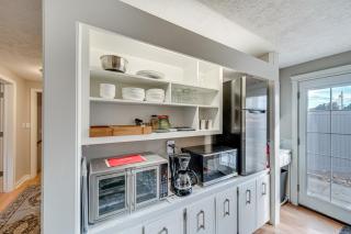 Cozy Nampa Escape w/ Fireplace + Smart TV! - 2