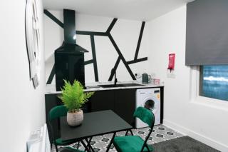 Credit Corner - Brierley Hill - 8