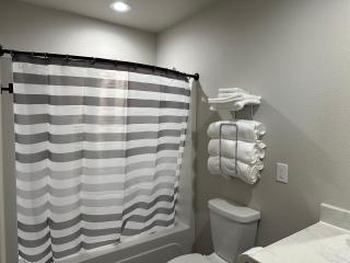 Brand New Rest and Relaxation Apartments - Clovis - 8