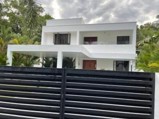 Posh Villa 3 bed 3 bath ac , 2 kitchen , Dining, living room , family room , in TVM , Kowdiar, please contact host refeekhm at yah dot com or refeekhm at gmai el dot com please don't pay without contacting host - 0