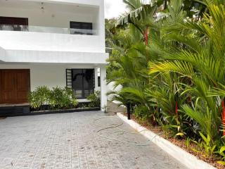 Posh Villa 3 bed 3 bath ac , 2 kitchen , Dining, living room , family room , in TVM , Kowdiar, please contact host refeekhm at yah dot com or refeekhm at gmai el dot com please don't pay without contacting host - 4