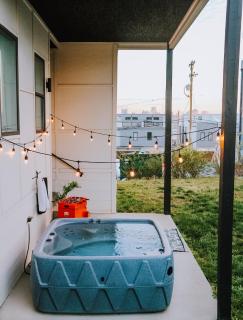 Nash House & Bars of Broadway with Hot Tub, Rooftop Bar and Views! 8min Downtown! Sleeps 12! - Nashville - 9