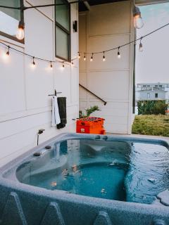 Nash House & Bars of Broadway with Hot Tub, Rooftop Bar and Views! 8min Downtown! Sleeps 12! - Nashville - 8