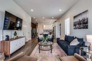 Nash House & Bars of Broadway with Hot Tub, Rooftop Bar and Views! 8min Downtown! Sleeps 12! - Nashville - 6