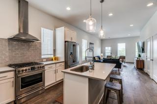 Nash House & Bars of Broadway with Hot Tub, Rooftop Bar and Views! 8min Downtown! Sleeps 12! - Nashville - 4
