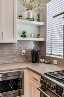 Nash House & Bars of Broadway with Hot Tub, Rooftop Bar and Views! 8min Downtown! Sleeps 12! - Nashville - 2