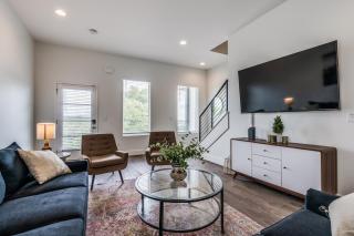 Nash House & Bars of Broadway with Patio Bar and Views! 8min Downtown! Sleeps 12! - Nashville - 3
