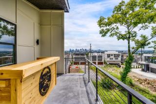 Nash House & Bars of Broadway with Hot Tub, Rooftop Bar and Views! 8min Downtown! Sleeps 12! - Nashville - 7