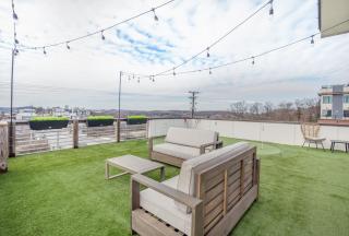 Ole Smoky House with Rooftop Golf and city Views! 8min to Whiskey Row! Sleeps 9! - Nashville - 5