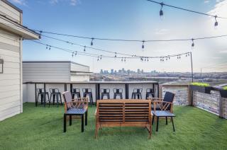 Jack Daniels House with Rooftop Golf, City views! 8min to Whiskey Row! Sleeps 10! - Nashville - 4