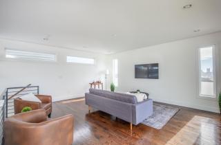 Whiskey House with Rooftop Golf, City views! 8min to Downtown! Sleeps 9! - 2