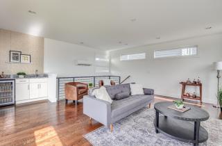 Whiskey House with Rooftop Golf, City views! 8min to Downtown! Sleeps 9! - Nashville - 4