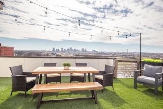 Whiskey House with Rooftop Golf, City views! 8min to Downtown! Sleeps 9! - Nashville - 8