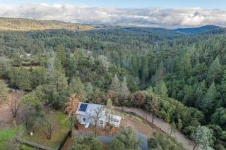 5 Acres and Deck Scenic Greenwood Home with Mtn Views - Pilot Hill - 0