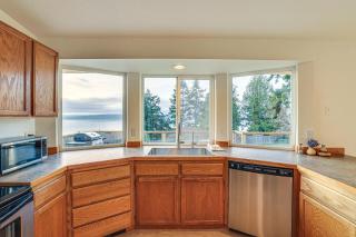 Port Townsend Escape with Deck, Bay and Mountain Views - Port Townsend - 1