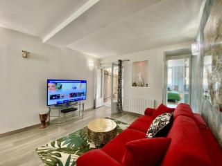 Junglissime - BEST KEYS - Déco Jungle & Grand Patio Privé - 1 chambre séparée & 1 canapé convertible - Centre Ville - Smart TV - WiFi Fibre - Check-in Autonome - Parking Facile & Gratuit - 4