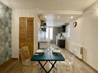 Junglissime - BEST KEYS - Déco Jungle & Grand Patio Privé - 1 chambre séparée & 1 canapé convertible - Centre Ville - Smart TV - WiFi Fibre - Check-in Autonome - Parking Facile & Gratuit - Sens - 1