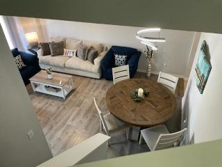Cozy Stylish Townhome - Davenport - 2