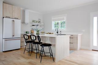 Lakeview House - Hot Tub - Firepit - Stunning Views - Spacious Deck - Cozy Living Room - Bar - 4