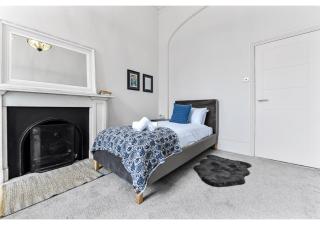 Upscale Urban Haven: Luxury Flat - 5