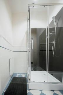 P77 Central New 4-Bedrooms Piotrkowska CAŁE MIEJSCE 4 pokoje z łazienką i kuchnią na korytarzu budynku - Łódź - 7