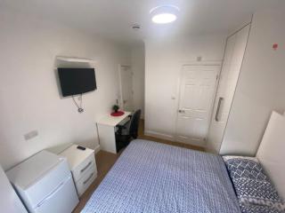 SRI RAM LODGE by LONDON HEATHROW , SLEEP 10 - Northolt - 5