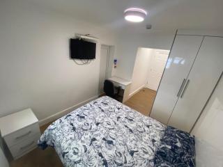 SRI RAM LODGE by LONDON HEATHROW , SLEEP 10 - Northolt - 3