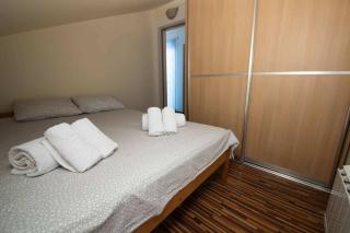 Family friendly apartments with a swimming pool Njivice, Krk - 21862 - Njivice - 2