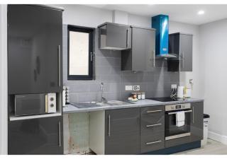 Conveniently Situated - Luxuriously Furnished! - London - 5