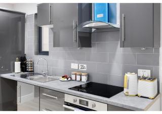 Conveniently Situated - Luxuriously Furnished! - London - 4