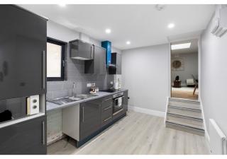 Conveniently Situated - Luxuriously Furnished! - London - 8