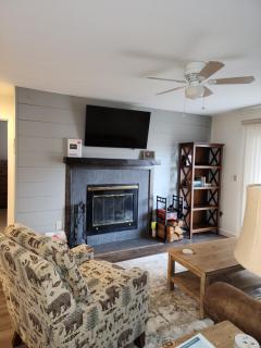 Mt Snow Condo with Pool Mountain Views Half Mile to Mtn - Dover - 0
