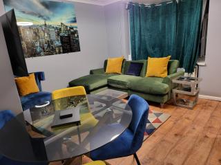 Garland Modern House With Parking & Garden - Borehamwood - 0