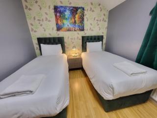 Garland Modern House With Parking & Garden - Borehamwood - 8