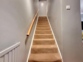 Garland Modern House With Parking & Garden - Borehamwood - 7
