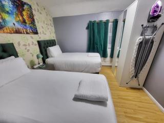 Garland Modern House With Parking & Garden - Borehamwood - 6