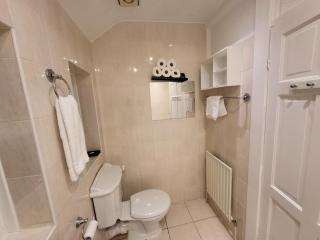 Garland Modern House With Parking & Garden - Borehamwood - 5