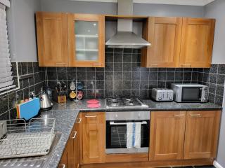 Garland Modern House With Parking & Garden - Borehamwood - 1