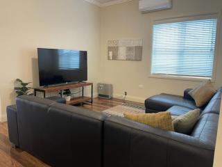 Stylish 4 Bedroom Urban Retreat - 9