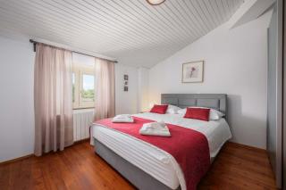 Villa Eufemia near Poreč with large garden and outdoor playground for kids - Poreč - 8