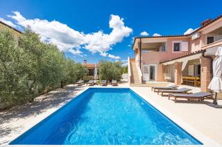 Villa Javor near Pula only 1 km from the beach with sea view and heated pool - 2