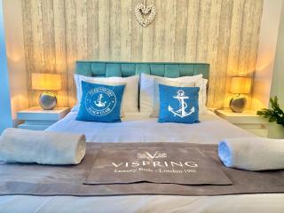 Coastal Vibes - Stunning Bournemouth Apartment - Couples and Families - King & Single Beds - Free Parking - 10min walk to Beach - 9