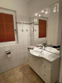 Haus Admiral mit Garten, 5 Gehminuten zum Strand, inklusive WLAN, Sauna, Kamin, Tischtennisplatte, Bollerwagen für den Strand - Zingst - 3