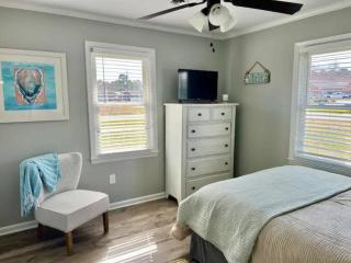 The Oasis - Heated POOL - Tiki Bar - Beach Life! - Carolina Beach - 3