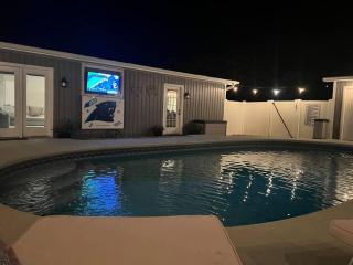 The Oasis - Heated POOL - Tiki Bar - Beach Life! - Carolina Beach - 1
