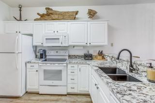 Golf Course View and Pool Access River Oaks Condo - Myrtle Beach - 9
