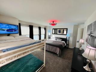 Bach-Wedding Retreat w Game Room, Theater and Hot Tub, 420ok Sleeps 25 - Denver - 2