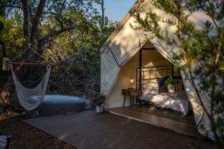Cherry Cove Glamping W Hot tub AND Cowboy Pool - Luckenbach - 4