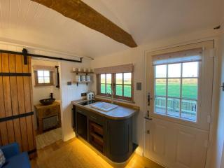 Luxury Shepherd Hut - Kelham - 7
