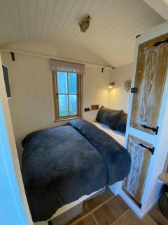 Luxury Shepherd Hut - Kelham - 2